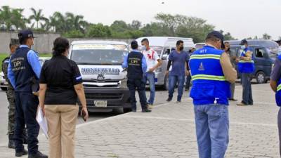 Inspectores del IHTT, Fiscalía y Fusina en la terminal de buses. Foto: Moisés Valenzuela.