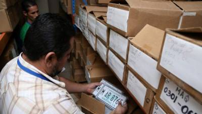 Un empleado del Instituto de la Propiedad revisa el inventario de placas en la oficina ubicada en la plaza Los Castaños. Foto: Franklyn Muñoz.