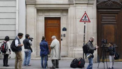 Los miembros de la prensa están fuera de las oficinas de París del gigante estadounidense de internet Google ya que la policía lleva a cabo una búsqueda como parte de una investigación de fraude fiscal. AFP