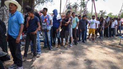 La caravana de migrantes centroamericanos que ha enfurecido al presidente estadounidense Donald Trump permanece varada en México. AFP