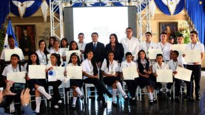 Los mejores alumnos del país. Darian Isaac, de San Pedro Sula, abajo, en el segundo puesto de derecha a izquierda.