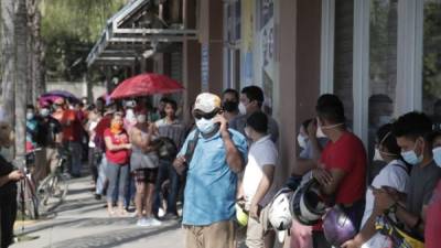 Las personas acudiendo hoy a las distintas agencias bancarias en San Pedro Sula.