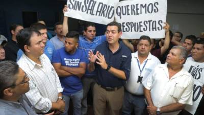 Los empleados de diario Tiempo aplaudieron la presencia del ministro Carlos Madero y los inspectores de Trabajo en San Pedro Sula a su llegada al lugar.