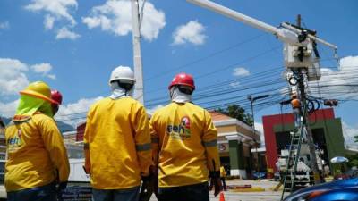 Empleados de la Empresa Energía Honduras dando mantenimiento en el sistema.