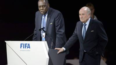 Issa Hayatou, junto a Joseph Blatter. Foto AFP