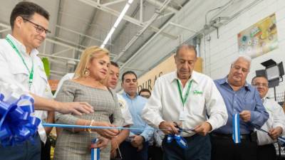 Corte de la cinta inaugural a cargo de ejecutivos de Supermercados La Colonia.