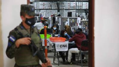 Un soldado resguarda las bodegas de Infop, donde revisaron actas electorales primarias.