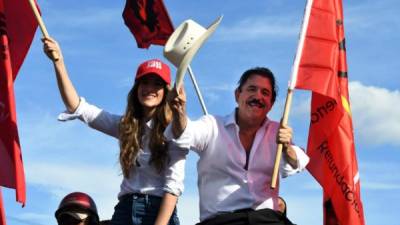 Jornada. Hortensia Zelaya junto a su padre el coordinador de Libre, Manuel Zelaya.