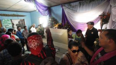 Centenares de personas despiden con tristeza a la líder indígena Berta Cáceres. Fotos Wendell Escoto.