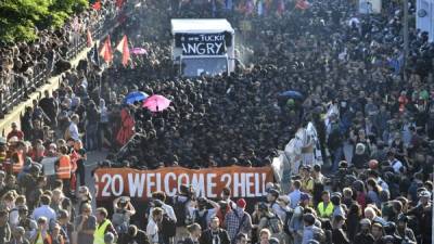 Más de 12,000 personas protestaron en la marcha “Welcome to hell” convocada por grupos de izquierda y antisistema.