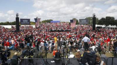 Miles de personas se reunieron en Tampa para el mitin de Trump sin mascarillas ni distanciamiento social./AFP.