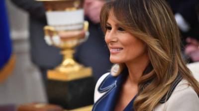 La primera dama estadounidense, Melania Trump, vuelve a imponer su estilismo en la Casa Blanca con un acertado diseño que ha desatado críticas en redes sociales.