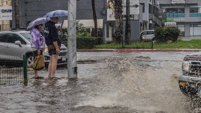 Vista de una calle inundada tras el paso de la tormenta Hilary, en Tijuana (México).
