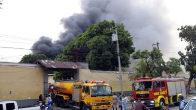 Cinco unidades de Bomberos llegaron al penal. En hora y media controlaron el incendio que acabó con los cuatro módulos de la segunda planta del antiguo centro penal. La lluvia ayudó a controlar el fuego.