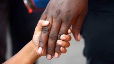 Fotografía de archivo de una madre hondureños y su hijo tras ser deportados de México rumbo a Estados Unidos. Foto: LA PRENSA