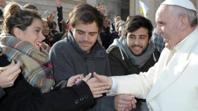 Fotografía cedida por el periódico Osservatore Romano que muestra al papa Francisco (d) saludando a la actriz y cantante argentina Martina Stoessel (i) durante una audiencia general realizada en el Vaticano, el 8 de enero de 2014. EFE