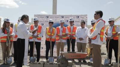 Juan Orlando Hernández con parte de su gabinete, empresarios locales y Steve Cochran, CEO de Grupo Tegra, en la bendición del proyecto.