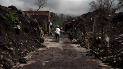Arena volcánica, piedras gigantes y fierros retorcidos de algunas casas en ruinas destruidas por la potente erupción del volcán de Fuego hace un año en Guatemala son testigos mudos de la tragedia que dejó más de 400 muertos y desaparecidos.