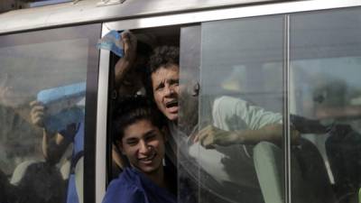 Manifestantes opositores fueron trasladados en microbuses tras ser liberados de prisión en Managua./AFP.