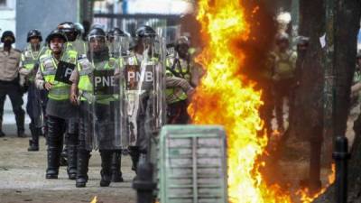 Agentes de la Policía Nacional Bolivariana (PNB) bloquean el paso de una marcha opositora el 20 de abril de 2017, en Caracas (Venezuela). EFE
