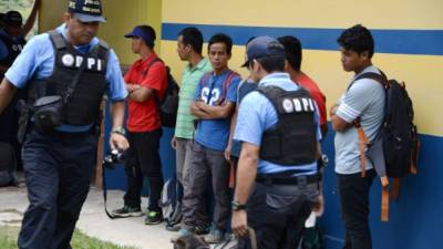 Seis nepalíes inmigrantes ilegales fueron detenidos en su camino a los Estados Unidos, en El Durazno, Tegucigalpa. AFP