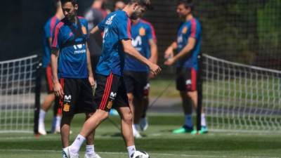 Gerard Piqué salió con molestias del entrenamiento de este lunes.