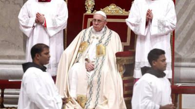 El papa Francisco (c) oficia por primera vez en su pontificado la oración de las primeras vísperas y el 'Te Deum', para dar gracias por el año transcurrido, en la Basílica de San Pedro del Vaticano hoy, martes 31 de diciembre de 2013.