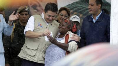 El presidente Juan Orlando Hernández dio el Bono Diez Mil en La Ceiba.