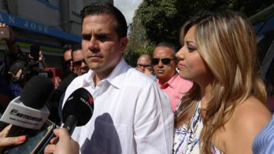 El gobernador puertorriqueño, Ricardo Rosselló (c), y su esposa, Beatriz (d), llegan a un colegio de votación el 11 de junio de 2017, en Guaynabo (Puerto Rico). EFE