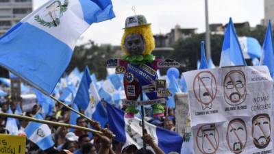 Un grupo de guatemaltecos que se manifestaron el miércoles para pedir la renuncia del mandatario.