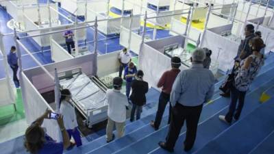 La Corporación durante el recorrido en el gimnasio.