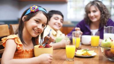 El desayuno puede incluir un cereal, leche, frutas y jugo de naranja.