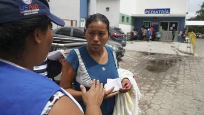 Ivis Sorayda Montoya, madre de la menor que dieron por muerta, mientras aguarda afuera de la sala de pediatría.