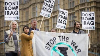 Británicos protestan frente al Parlamento pidiendo que no aprueben bombardeos en Irak.