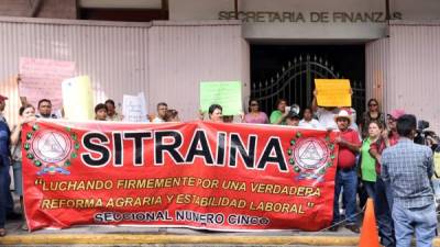 Empleados del INA protestan en secretaria de finanzas.