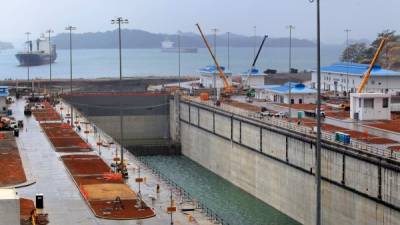 PAN04. COLÓN (PANAMÁ), 18/02/2016.- Fotografía del proyecto de ampliación del Canal de Panamá en la esclusa de Gatún, en la vertiente atlántica de la vía interoceánica hoy, jueves 18 de febrero de 2016, en la provincia de Colón (Panamá). El principal contratista de la ampliación del Canal de Panamá, Grupos Unidos por el Canal (GUPC), realizará las primeras pruebas de navegación por las nuevas esclusas durante la segunda quincena de mayo, afirmó hoy a Efe un alto directivo del consorcio. EFE/Alejandro Bolívar