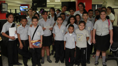 Los estudiantes muy felices después de su recorrido por las instalaciones posaron para el lente de Diario LA PRENSA.