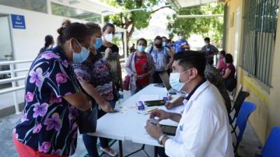 Maestras de primaria llegan a inocularse en el centro e vacunación 'Nuestra Señora del Rosario' en San Salvador.