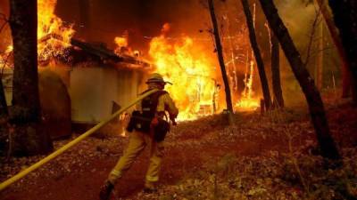 Los bomberos apenas han logrado contener un 65% del incendio en el norte de California tras dos semanas de lucha./AFP.