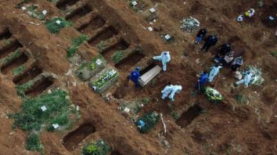 Aerial picture showing the burrial of an allegedly COVID-19 victim at the Vila Formosa Cemetery, in the outskirts of Sao Paulo, Brazil on May 22, 2020. (Photo by NELSON ALMEIDA / AFP)