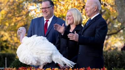 El presidente de EE.UU., Joe Biden, perdona dos pavos durante el Día de Acción de Gracias en la Casa Blanca, en Washington (EE.UU.), ayer 19 de noviembre de 2021.