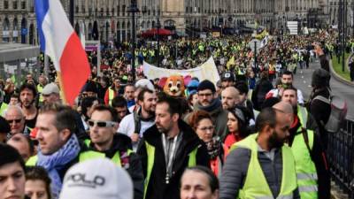 Los manifestantes en la capital, que gritaban '¡París de pie, levántate!' recorrieron 14 kilómetros, custodiados por 5,000 policías.