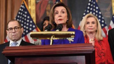 La presidenta de la Cámara de Representantes, Nancy Pelosi, anunció este martes los cargos por los que Trump será sometido a juicio político./AFP.