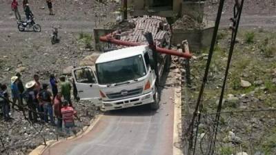 El camión provocó el colapso del puente.