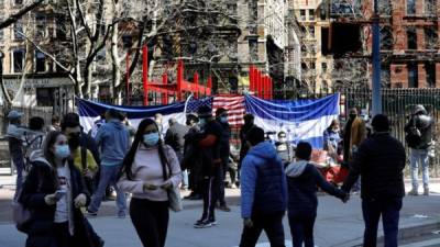 Manifestantes de la Justicia por Honduras son vistos a las afueras del tribunal federal de Nueva York. EFE