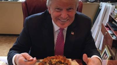 Trump celebró el Cinco de Mayo comiendo un bowl de tacos el año pasado.