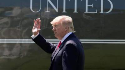 El presidente estadounidense Donald Trump antes de partir en el Marine One en Washington, Estados Unidos hoy 28 de abril de 2017. EFE