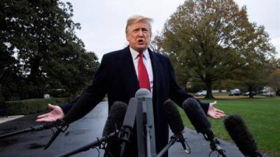 El presidente estadounidense, Donald Trump, conversa con los medios antes de viajar a Francia desde la Casa Blanca en Washington. EFE