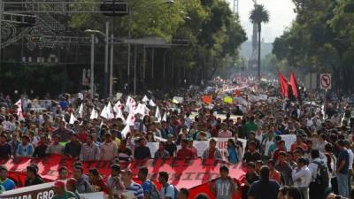 Decenas de miles de mexicanos protestaron masivamente para exigir al gobierno respuestas ante la desaparición de los estudiantes.