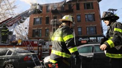 El incendio comezó en la planta baja un edificio de tres plantas ubicado en el Bronx.